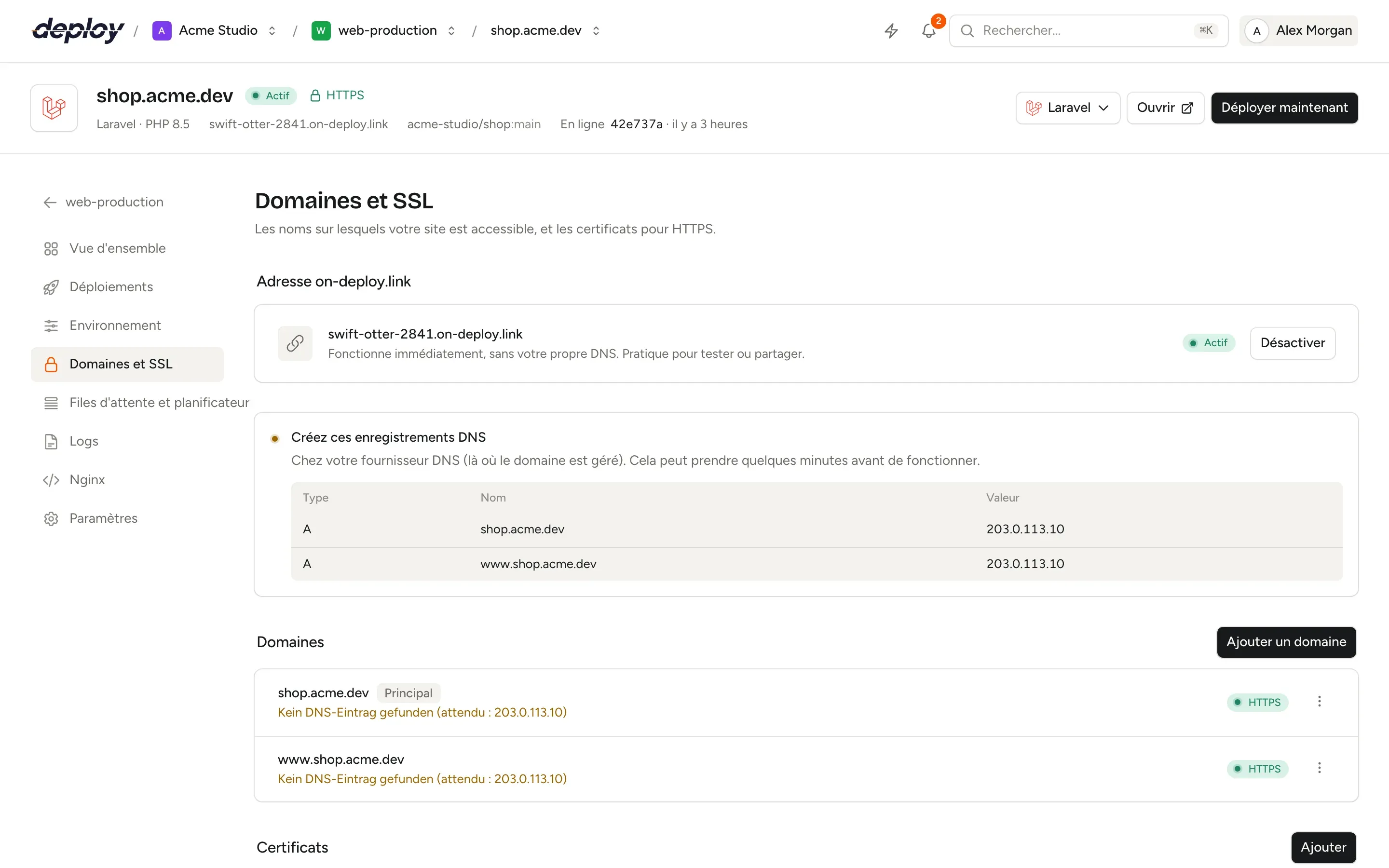La page Domaines et SSL d’un site Laravel dans Vimonto Deploy avec son adresse on-deploy.link, les enregistrements DNS à créer et deux domaines en HTTPS