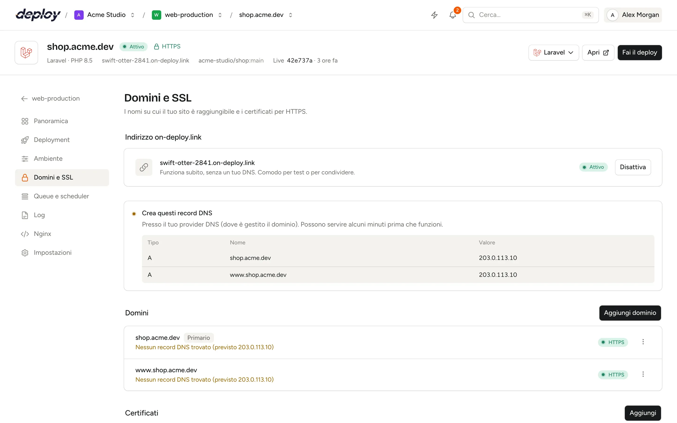 La pagina Domini e SSL di un sito Laravel in Vimonto Deploy con l'indirizzo on-deploy.link, i record DNS da creare e due domini con HTTPS